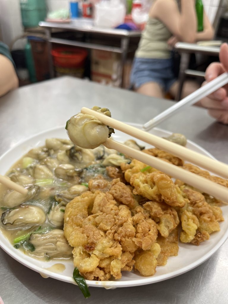 泰國炸蛋蚵仔煎 Nai Mong Hoi Thod 的蚵仔很大顆，但勾芡太多有點蓋掉真正的鮮味。