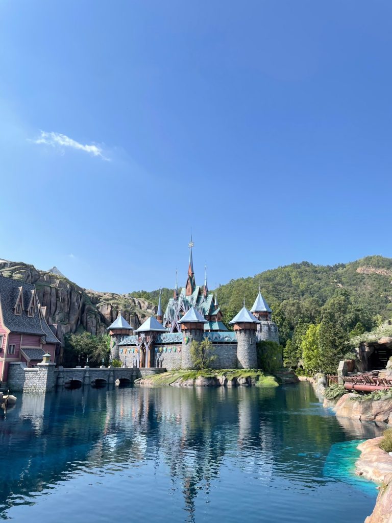 香港迪士尼冰雪奇緣場景、環境